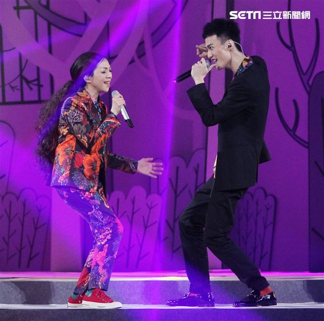萬芳、特別來賓李英宏合唱愛情限時信。（記者邱榮吉/攝影）