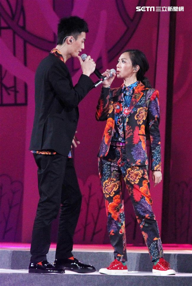 萬芳、特別來賓李英宏合唱愛情限時信。（記者邱榮吉/攝影）