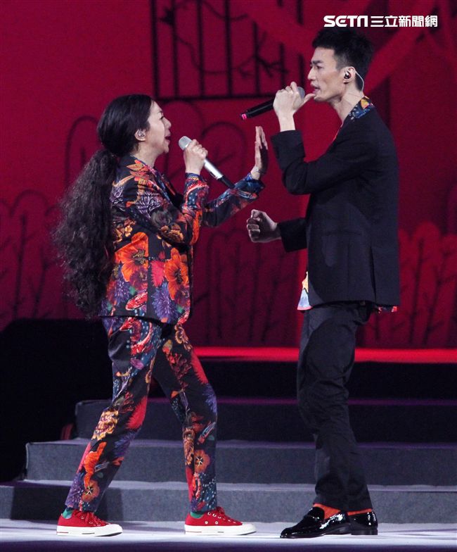 萬芳、特別來賓李英宏合唱愛情限時信。（記者邱榮吉/攝影）