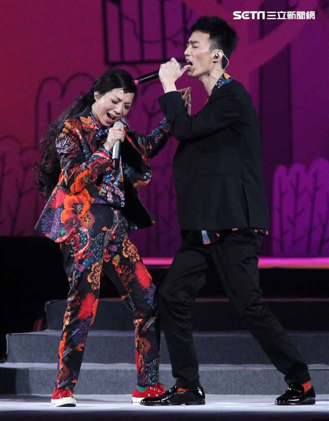 萬芳、特別來賓李英宏合唱愛情限時信。（記者邱榮吉/攝影）