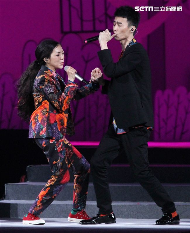 萬芳、特別來賓李英宏合唱愛情限時信。（記者邱榮吉/攝影）
