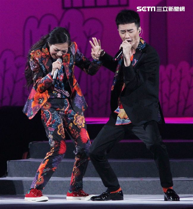萬芳、特別來賓李英宏合唱愛情限時信。（記者邱榮吉/攝影）