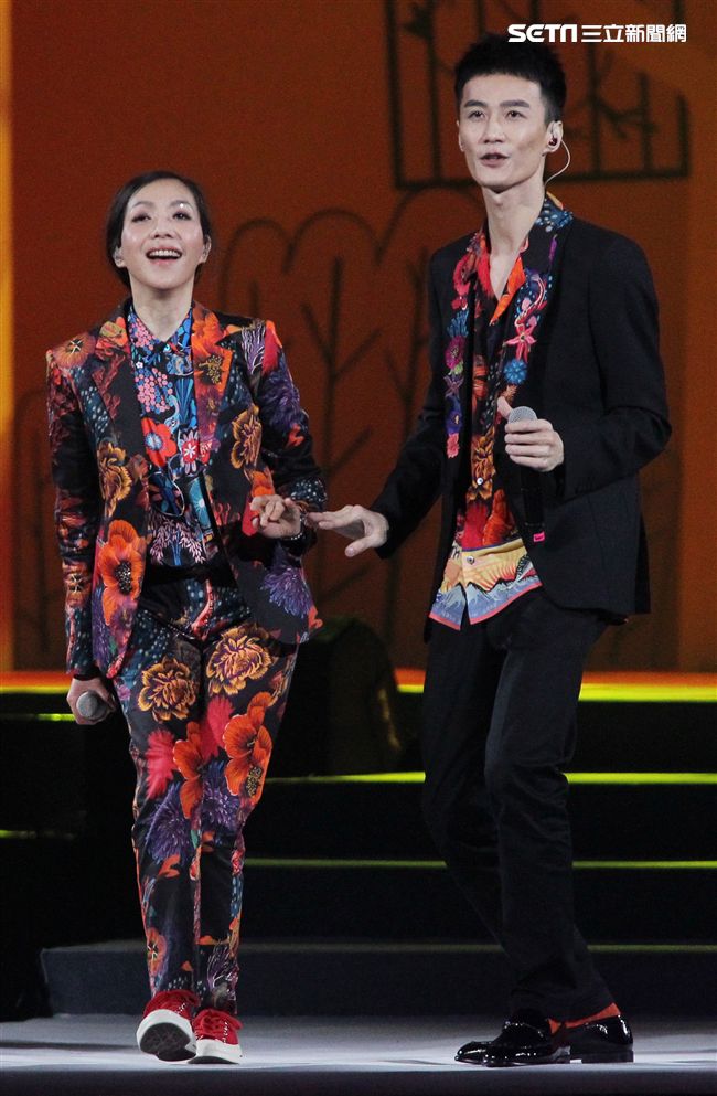 萬芳、特別來賓李英宏合唱愛情限時信。（記者邱榮吉/攝影）