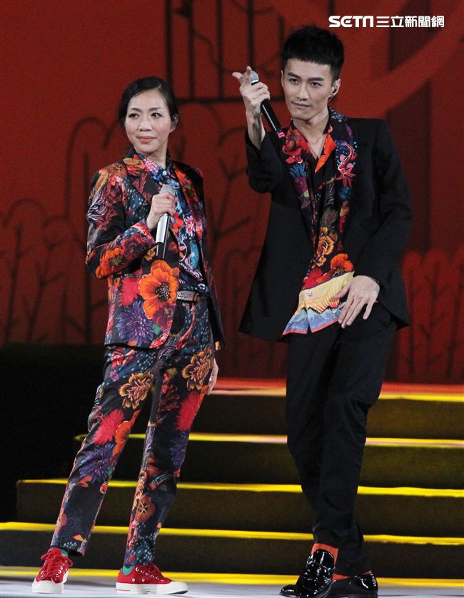 萬芳、特別來賓李英宏合唱愛情限時信。（記者邱榮吉/攝影）