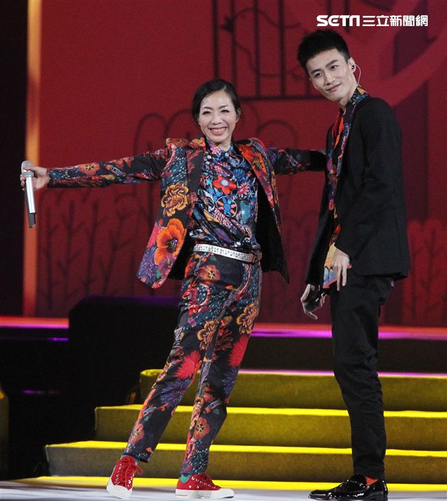 萬芳、特別來賓李英宏合唱愛情限時信。（記者邱榮吉/攝影）