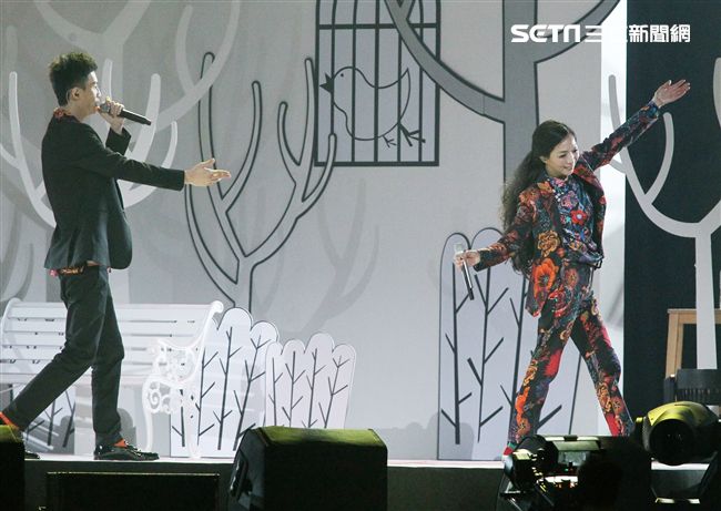 萬芳、特別來賓李英宏合唱愛情限時信。（記者邱榮吉/攝影）
