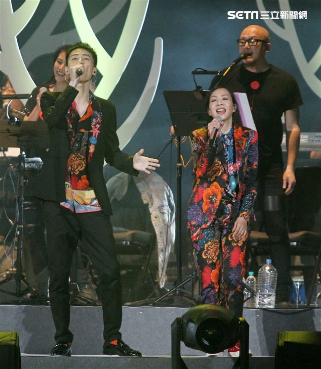 萬芳、特別來賓李英宏合唱愛情限時信。（記者邱榮吉/攝影）