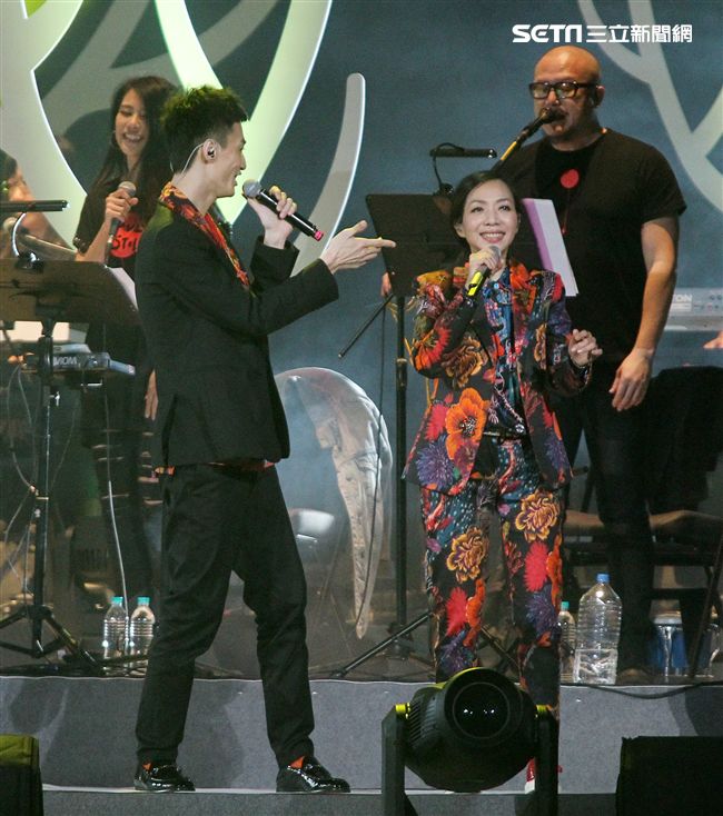 萬芳、特別來賓李英宏合唱愛情限時信。（記者邱榮吉/攝影）