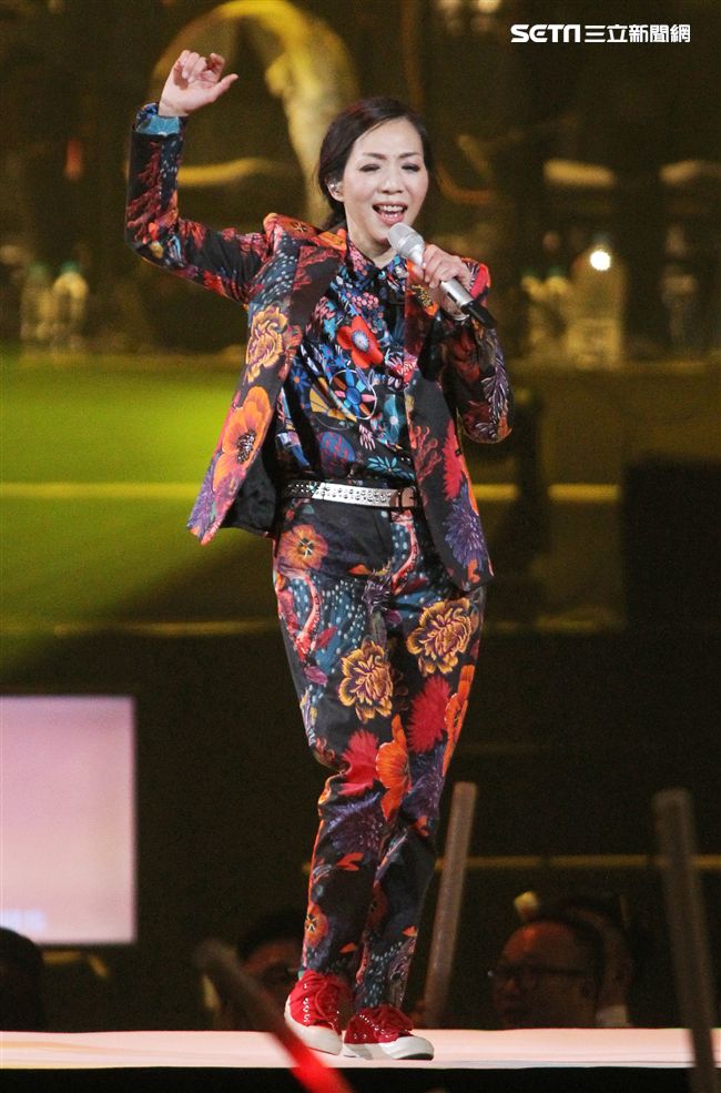 萬芳、特別來賓李英宏合唱愛情限時信。（記者邱榮吉/攝影）