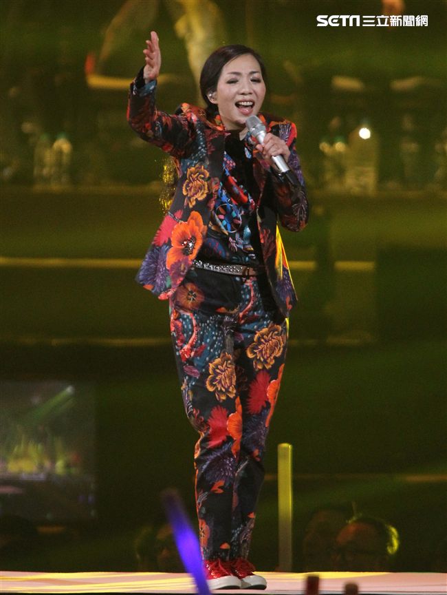 萬芳、特別來賓李英宏合唱愛情限時信。（記者邱榮吉/攝影）