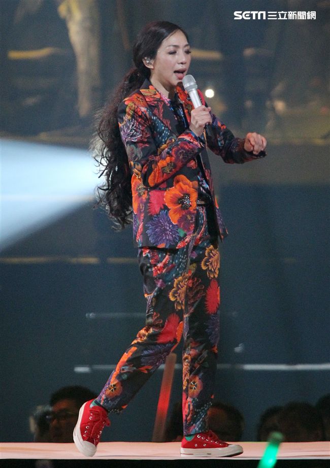 萬芳、特別來賓李英宏合唱愛情限時信。（記者邱榮吉/攝影）