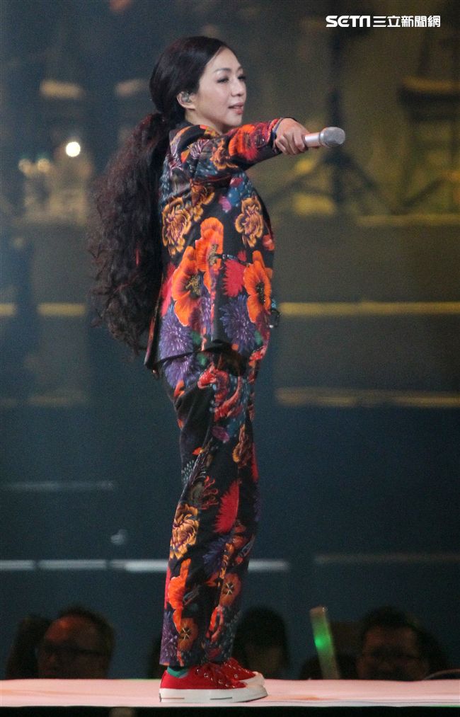 萬芳、特別來賓李英宏合唱愛情限時信。（記者邱榮吉/攝影）