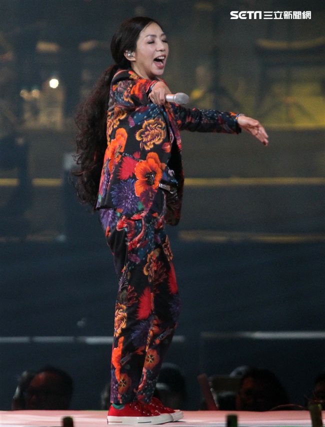 萬芳、特別來賓李英宏合唱愛情限時信。（記者邱榮吉/攝影）