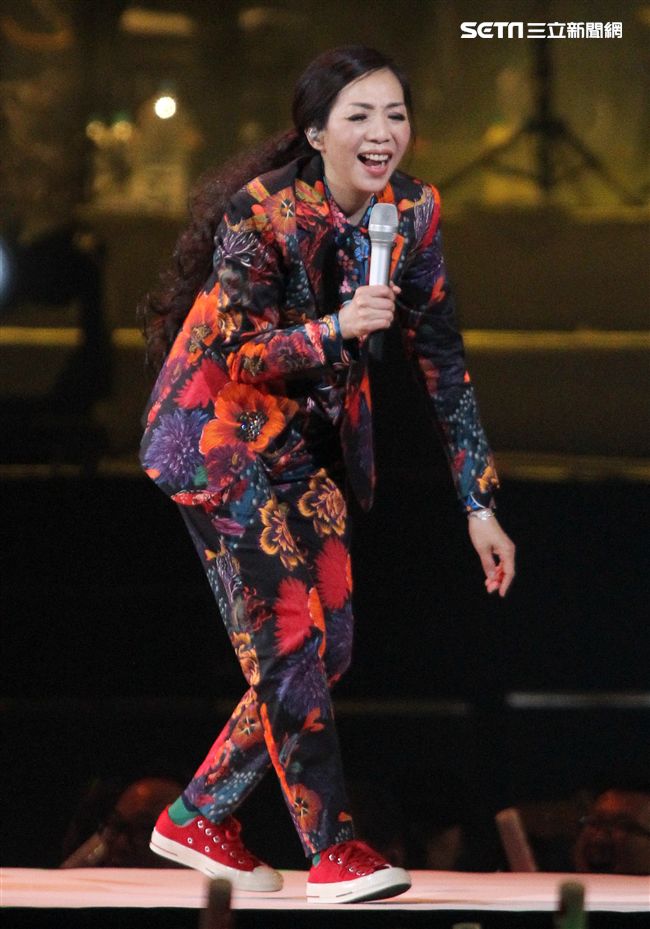 萬芳、特別來賓李英宏合唱愛情限時信。（記者邱榮吉/攝影）