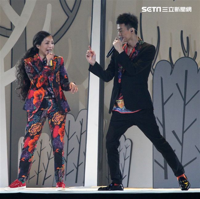 萬芳、特別來賓李英宏合唱愛情限時信。（記者邱榮吉/攝影）