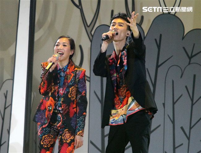 萬芳、特別來賓李英宏合唱愛情限時信。（記者邱榮吉/攝影）