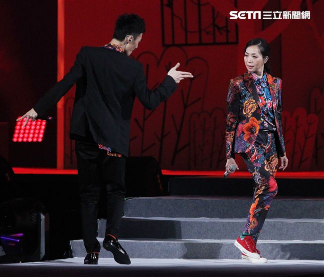 萬芳、特別來賓李英宏合唱愛情限時信。（記者邱榮吉/攝影）