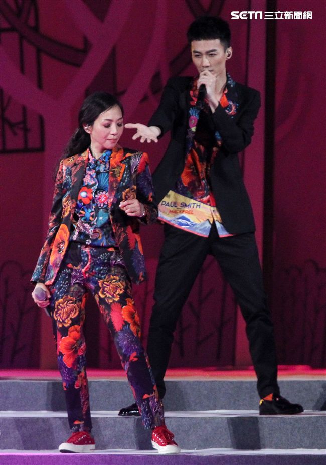 萬芳、特別來賓李英宏合唱愛情限時信。（記者邱榮吉/攝影）