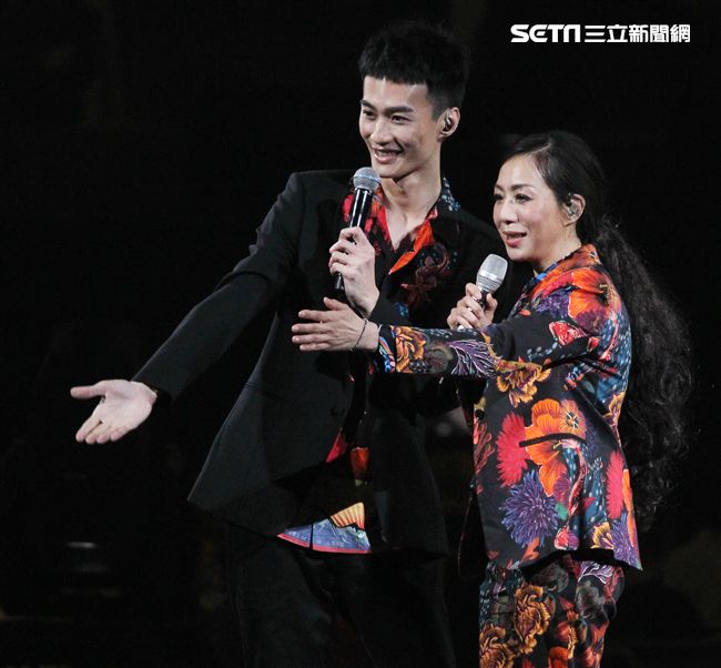 萬芳、特別來賓李英宏合唱愛情限時信。（記者邱榮吉/攝影）