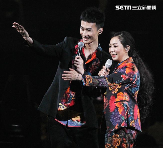 萬芳、特別來賓李英宏合唱愛情限時信。（記者邱榮吉/攝影）