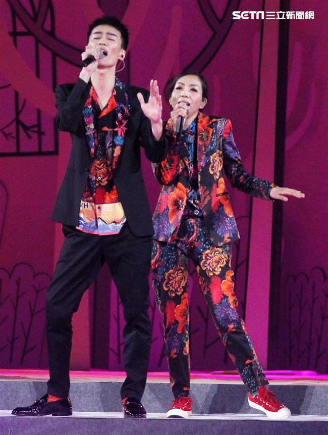 萬芳、特別來賓李英宏合唱愛情限時信。（記者邱榮吉/攝影）