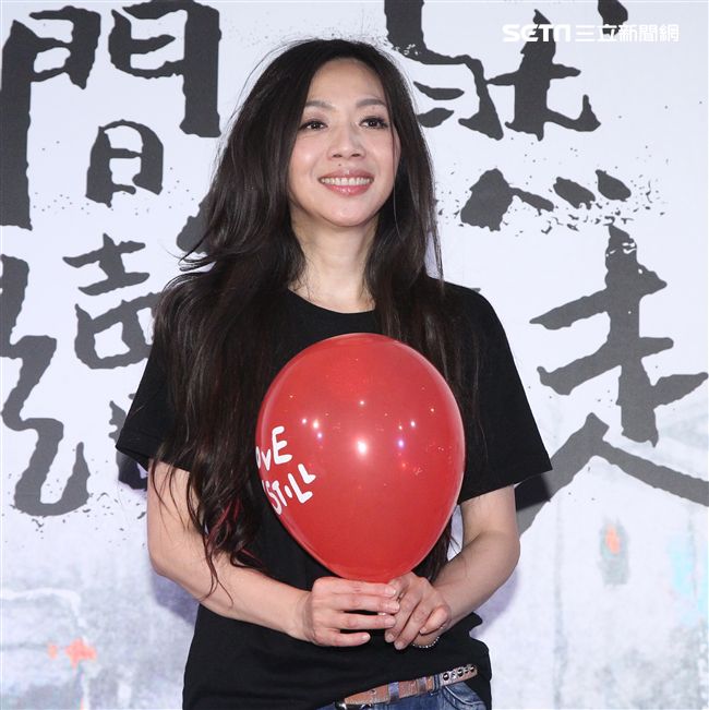 萬芳台北小巨蛋演唱會慶功宴，幫自己打100分。（記者邱榮吉/攝影）