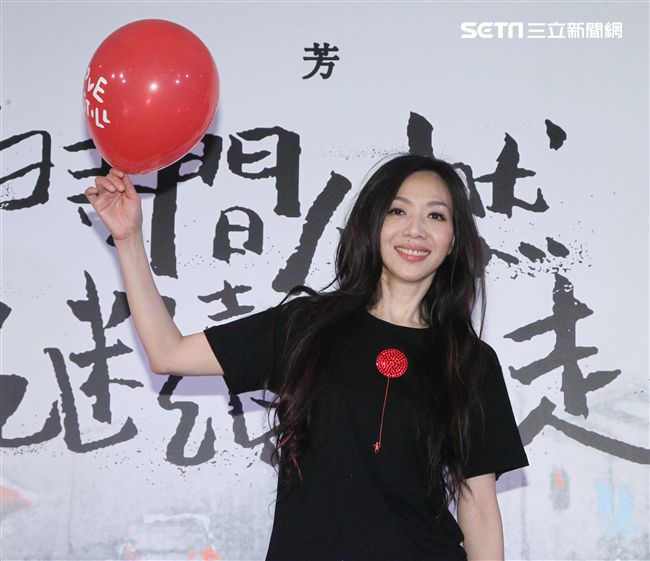 萬芳台北小巨蛋演唱會慶功宴，幫自己打100分。（記者邱榮吉/攝影）