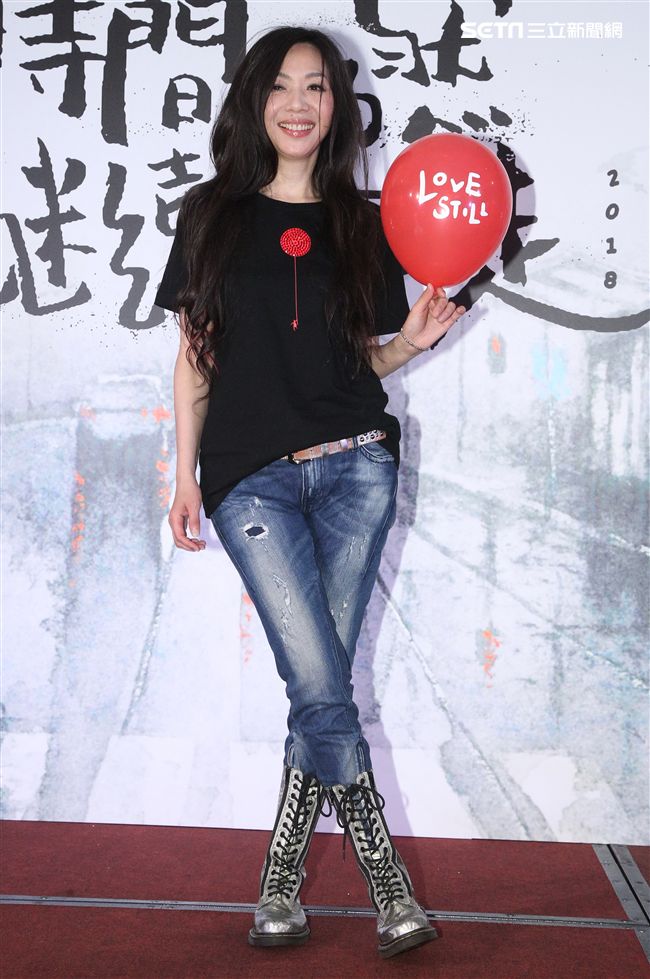 萬芳台北小巨蛋演唱會慶功宴，幫自己打100分。（記者邱榮吉/攝影）