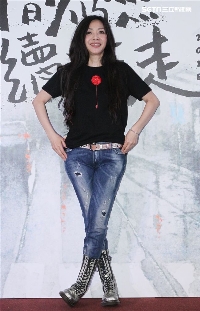 萬芳台北小巨蛋演唱會慶功宴，幫自己打100分。（記者邱榮吉/攝影）