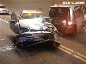 新北市,八里,台64,觀音山隧道,車禍,追撞,小轎車,廂型車，翻攝畫面