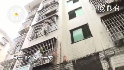 男半夜床底爬出　將女友丟下樓再跳樓