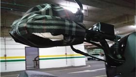 被勾到就GG…「機車防曬手套」多危險？網：根本自殺手套　圖／翻攝爆怨公社