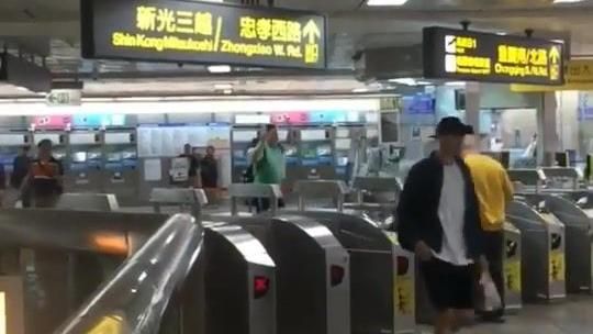 少年突抓狂　北捷內大喊「我要臥軌」