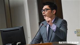 國民黨立委許毓仁就農田水利會改官派一事於經濟委員會質詢。 圖／記者林敬旻攝