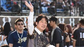 Lamigo桃猿主場開幕戰，行政院長賴清德開球。 圖／記者林敬旻攝