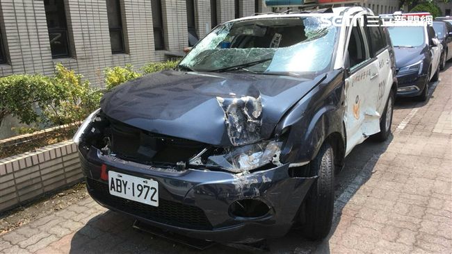 女子毒駕撞翻警車　體內毒品超標6倍