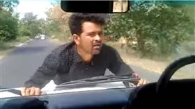 影／無視民眾「趴車」抗議　印官員狂飆4公里惹議　圖／翻攝自YouTube