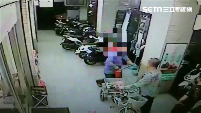 不滿同事被分手　男竟朝女狂噴滅火器