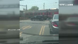 汽車闖平交道　急打橫與火車擦身躲劫