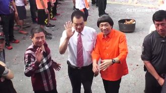 豬哥亮換帖　龍華老闆包辦好友身後事