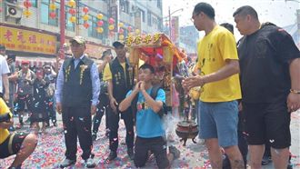 為母還願…他扛媽祖17天走6百公里