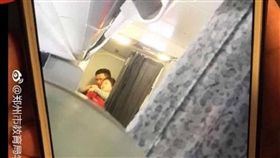 今（15）日上午中國航空CA1350航班機上發生脅持事件，機組人員因此緊急降落鄭州。後來中國民航局證實劫機事件，男乘客挾持空服員的畫面也曝光，經過查證後，該男乘客是用鋼筆做挾持工具，與外傳用刀片犯案不同。​​​​​（圖／翻攝自微博）