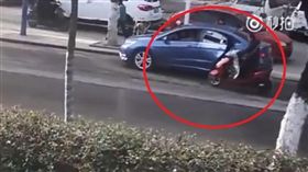 大陸安徽淮南市發生一起車禍事件，一名汽車駕駛在路邊違停5秒，要讓後座葛姓女乘客下車，不料葛女開車門時沒注意後方，一名趙姓騎士行經時慘被撞飛倒地，不幸身亡。（圖／翻攝自秒拍）