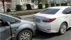 女子故意按喇叭、追撞前車　竟是要跟鮮肉駕駛要電話
翻攝自《現代快報》