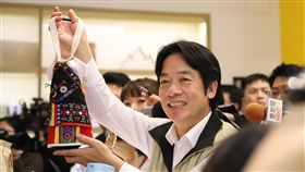 賴揆買花蓮土產　笑讚總統購買力比較強行政院長賴清德15日進行遊花蓮拚觀光第二天行程，在後山．山後故事館買伴手禮，對卑南族造型「酒衣袋」愛不釋手，並買了許多花蓮特產零食，共花新台幣2096元，由於總統蔡英文日前在花蓮買了4000多元麻糬，賴清德打趣「總統購買力比較強」。中央社記者顧荃攝　107年4月15日