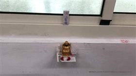 有一名男網友指出他的同學將一尊類似石膏材質的黑面媽祖貼在教室牆壁上，並在祂旁邊放置籤桶、紅色筊杯、功德箱等等。其他網友看到後，紛紛直呼超有才，不過仍有網友擔心地說「這個是危險行為啦，沒開光的神像很容易入靈」。（圖／翻攝自爆廢公社）