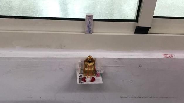 學生供奉媽祖蓋神壇膜拜　網：快撤掉