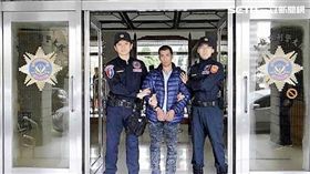 賴男改槍買毒遭逮，竟辯稱沒當兵想體驗射擊快感，警方訊後將他依槍砲及毒品等罪送辦（翻攝畫面）