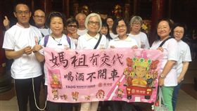 酒駕受害人坐輪椅鑽轎腳　大甲媽鑾轎貼心「高舉」賜福
圖/翻攝自台灣酒駕防制社會關懷協會臉書