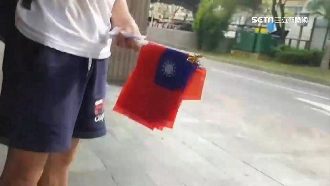 路上兜售國旗　老外自稱聾啞求贊助